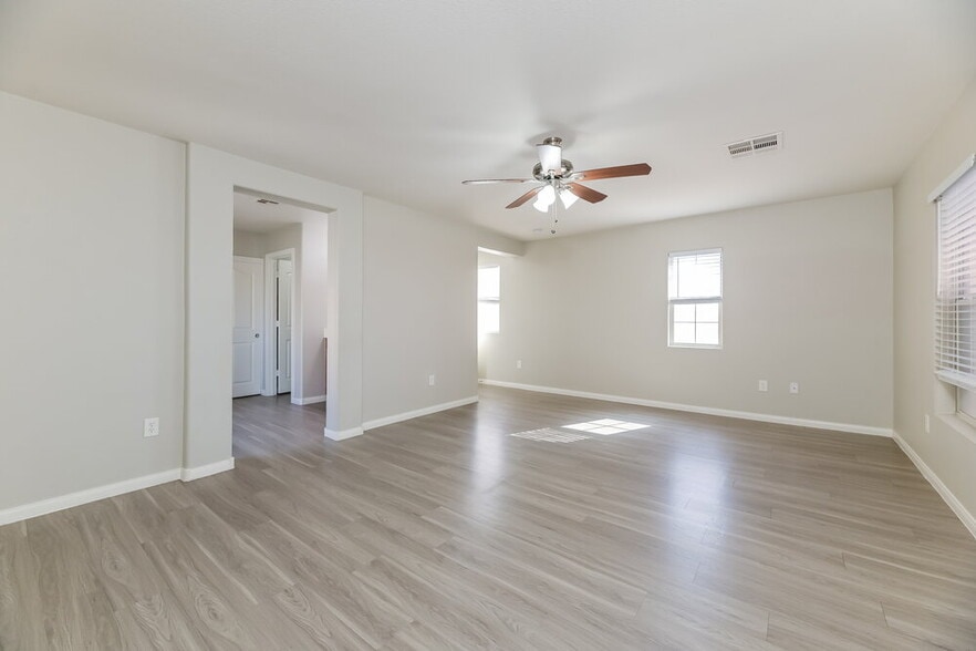 Building Photo - 6035 N Hidden Summit St