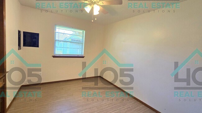 Building Photo - 3 Bed 2 Bath with ALL the Amenities!