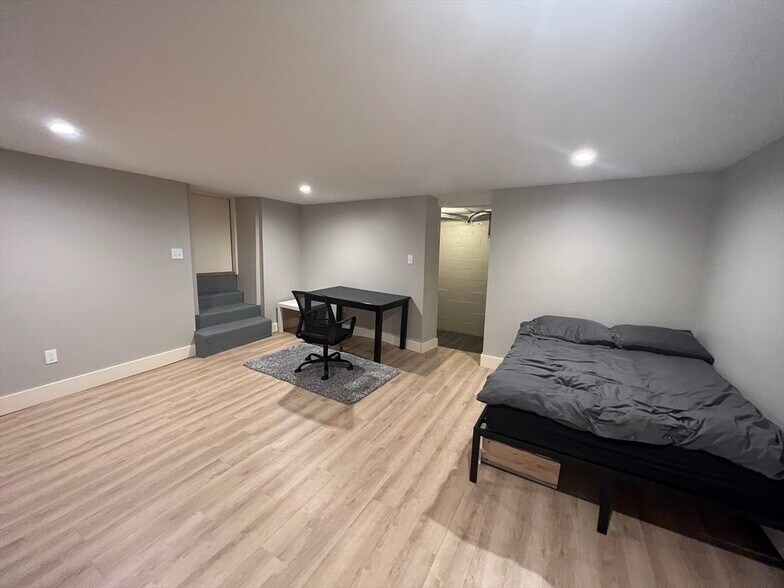 Building Photo - 39 Snow St