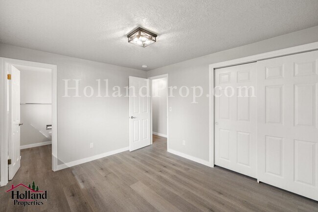 Building Photo - Fully Renovated 4-Bedroom Home with Shop, RV Parking & Expansive Yard – Oregon City