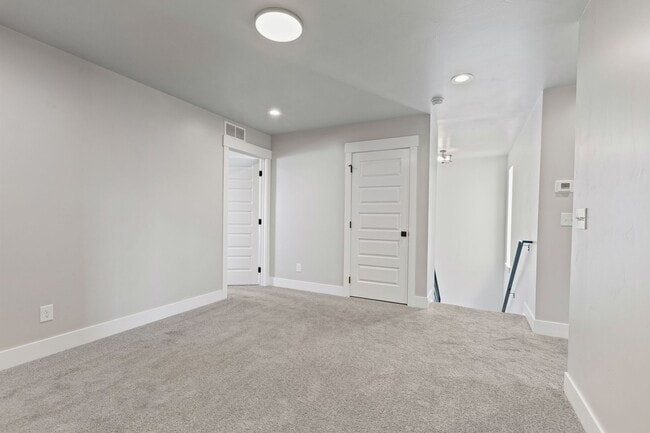 Building Photo - AMMON 3 BED 2 BATH TOWNHOME WITH 2 STALL G...