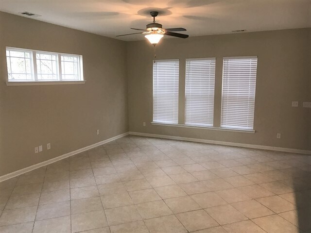 Building Photo - 330 Summer Hill Way