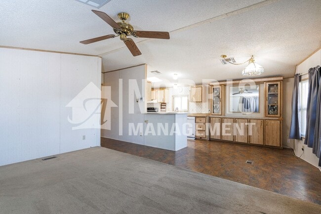 Building Photo - Great Location, Great Home with all Applia...