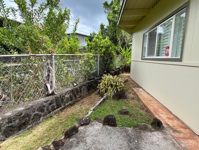 Building Photo - 3/1 with 2 car carport in Pauoa Valley