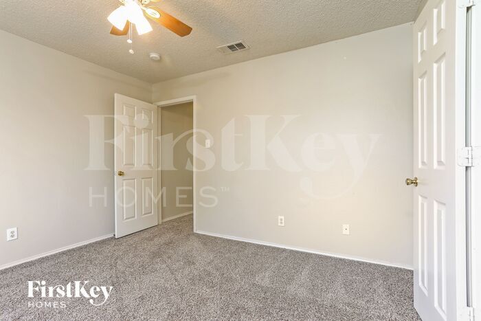 Building Photo - 5704 Creekhollow Dr