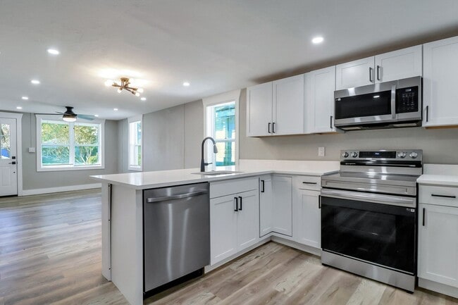 Building Photo - 3 BED | 2 BATH | REAR OFF-STREET PARKING |...