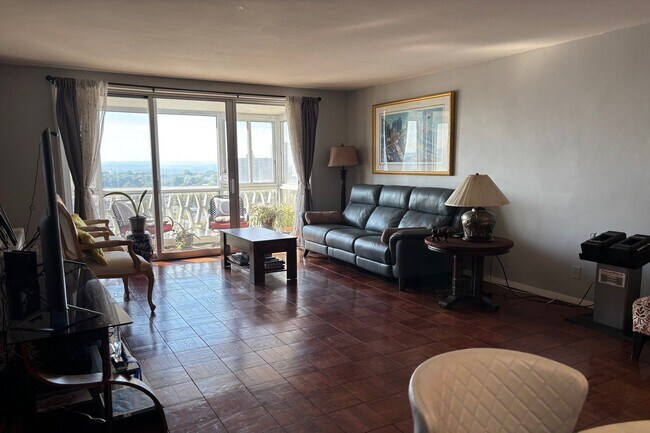 Building Photo - 2000 Linwood Ave