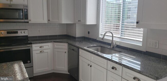 Building Photo - 1103 Morse St NE