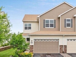 Building Photo - Spectacular SPACIOUS 3 Bedroom Plus Giant ...