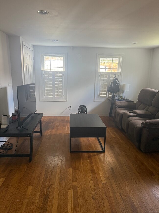 Building Photo - 1347 E Main St