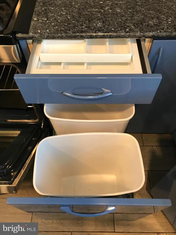 Building Photo - 212 Robbins St