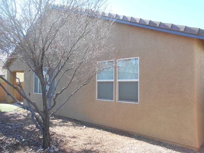 Building Photo - Spacious Single-Story Home!