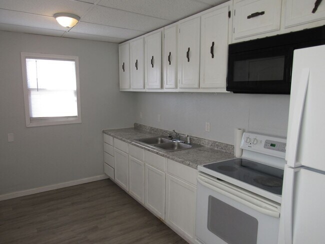 Building Photo - 2 Bed 1 Bath in Triplex