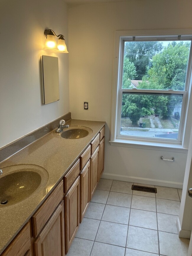 Building Photo - 4 Bedroom 4 Level Townhouse
