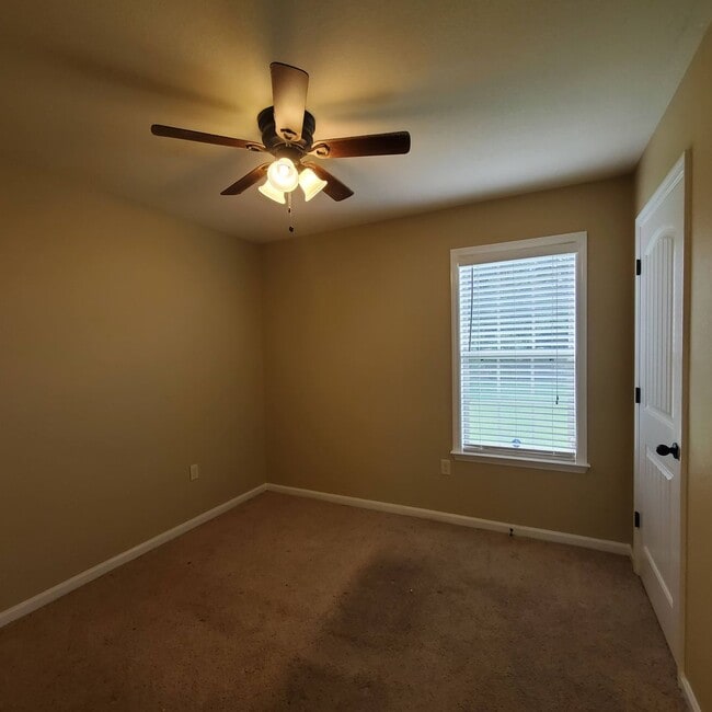 Building Photo - 3BR/2BA Just Minutes from MAFB!