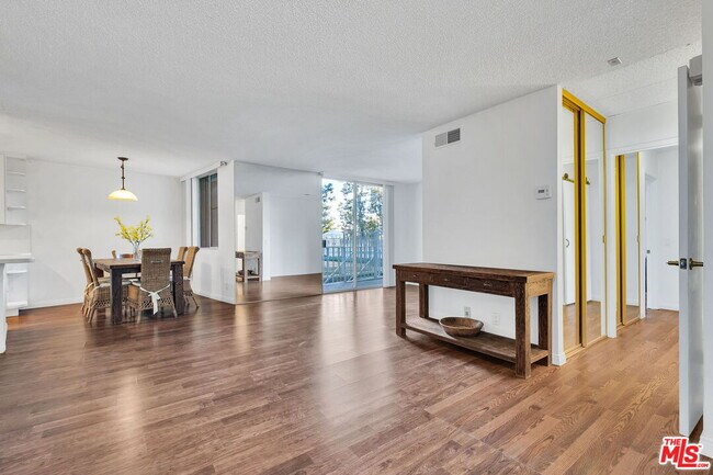 Building Photo - 100 S Doheny Dr