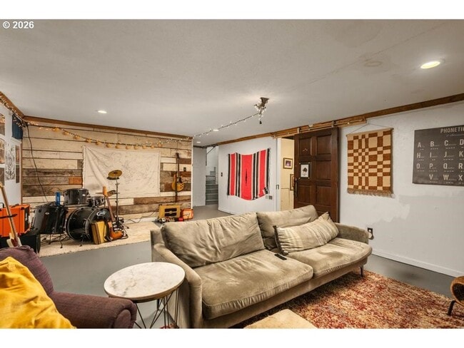 Building Photo - Classic Portland bungalow in Northeast Portland Available July 1st!