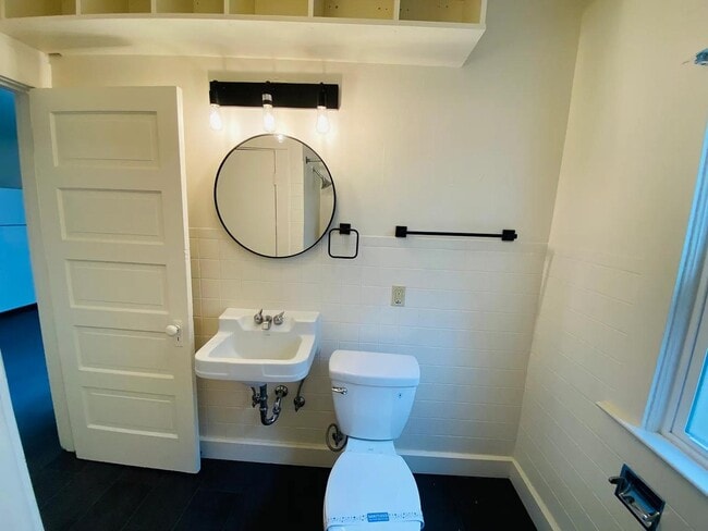 Building Photo - 830 SE Belmont St