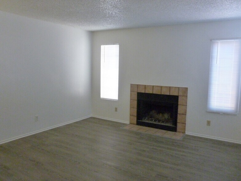Building Photo - 2695 Jennydiane Dr