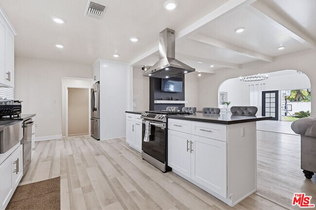 Building Photo - 9209 Paramount Blvd