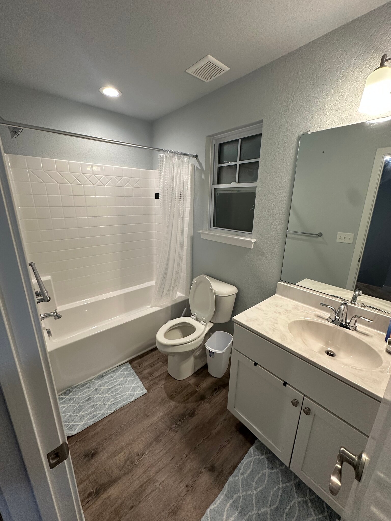 3rd floor bathroom - 4700 Kilby Dr
