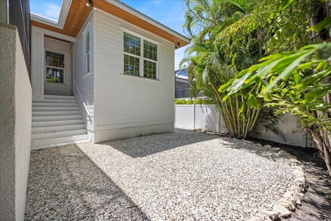 Building Photo - Furnished, Yearly 4bd Home on Siesta Key