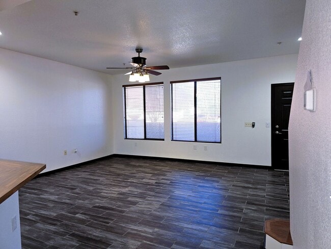Building Photo - Modern Remodeled Condo with 3 Ensuite Bedr...