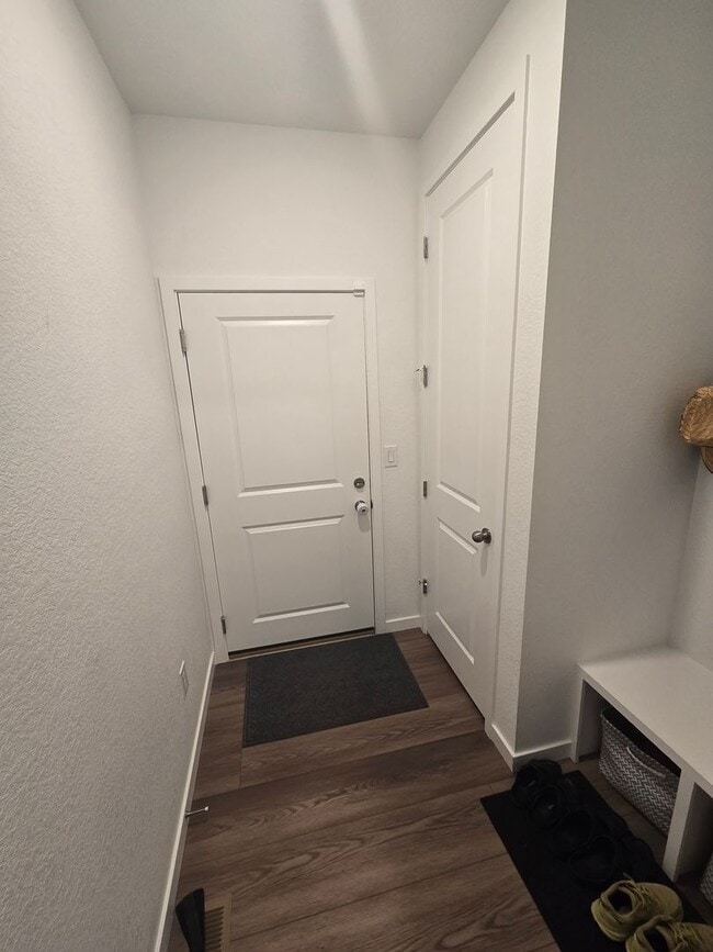 Building Photo - Spacious 4B/3B Available Early April!