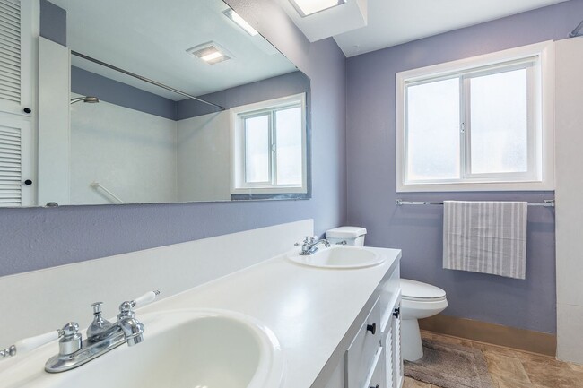 Building Photo - 2 Bedroom 1 Bathroom Unit Available Near BSU