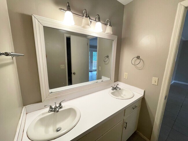 Building Photo - Forest Acres Home