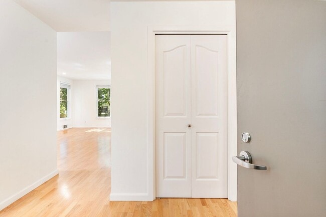 Building Photo - Riverplace Condominiums - 1 bed/1 bath cor...