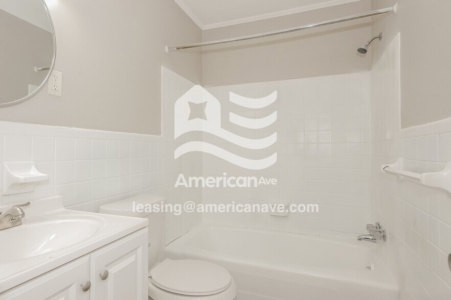 Building Photo - 3215 Commodore Dr