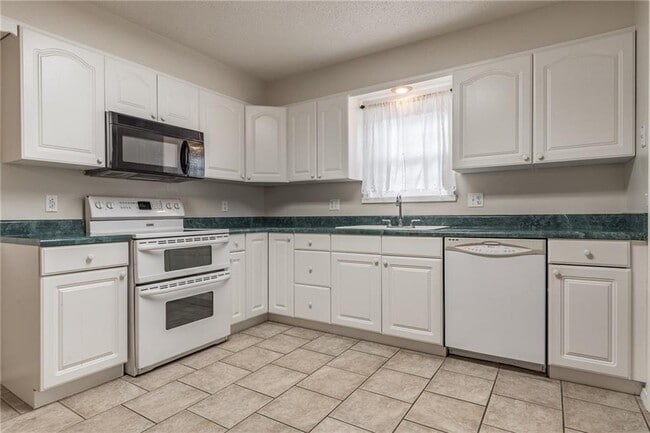 Building Photo - 9 Shirley Ln