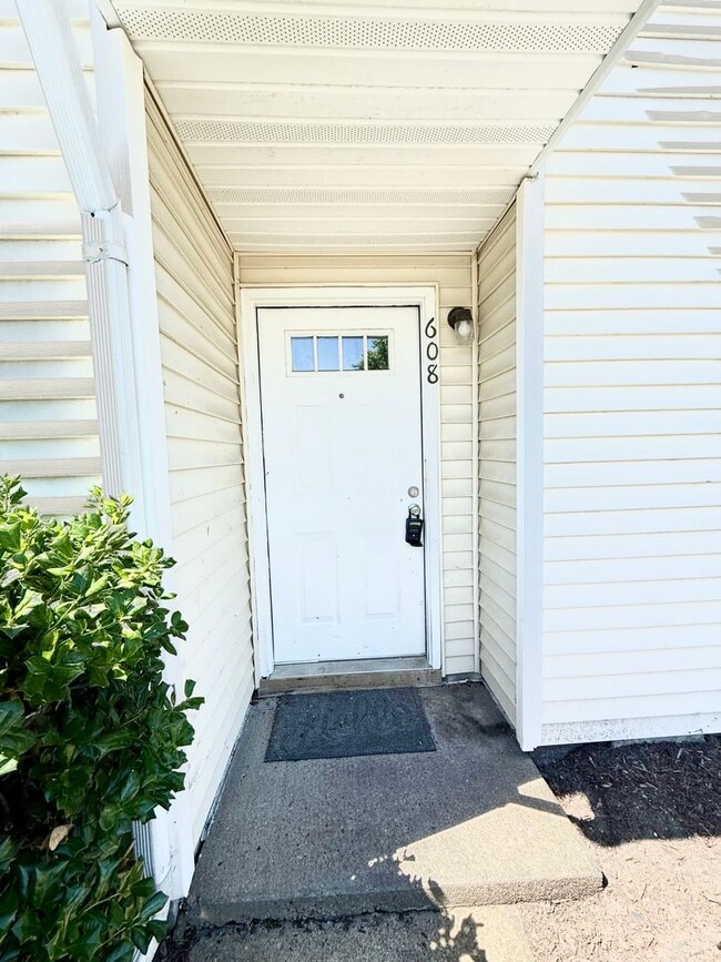 Building Photo - HURRY!!!***2 BED Condo/Downstairs unit/ W,S&T INCLUDED!!