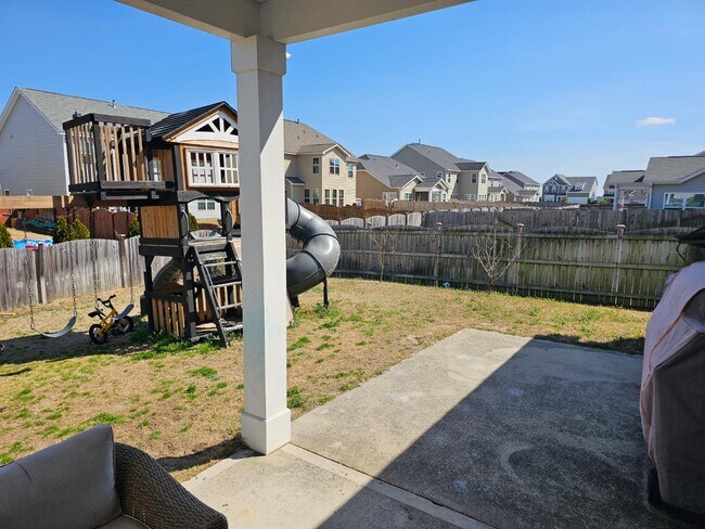 Building Photo - 819 Queenshire Ln