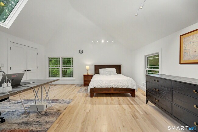 Building Photo - 158 Steep Hill Rd