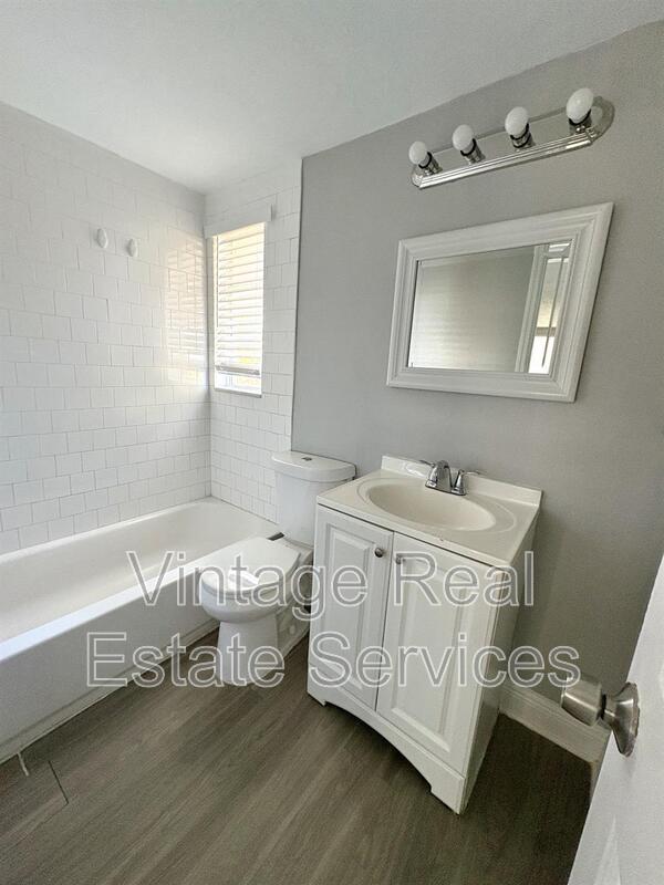 Building Photo - 4611 N Hubert Ave