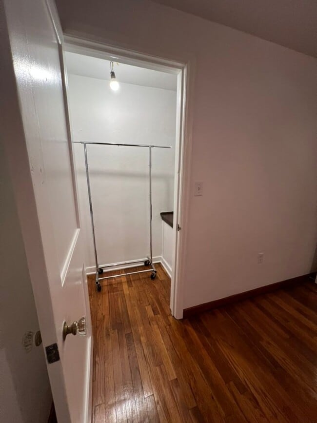 Building Photo - Updated 2 bedroom cutie in Brentwood!