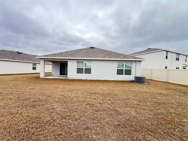 Building Photo - 4BD/2BA Modern Comfort Meets Suburban Serenity in Ocala! WASHER & DRYER INCLUDED! FULLY FENCED HOME!