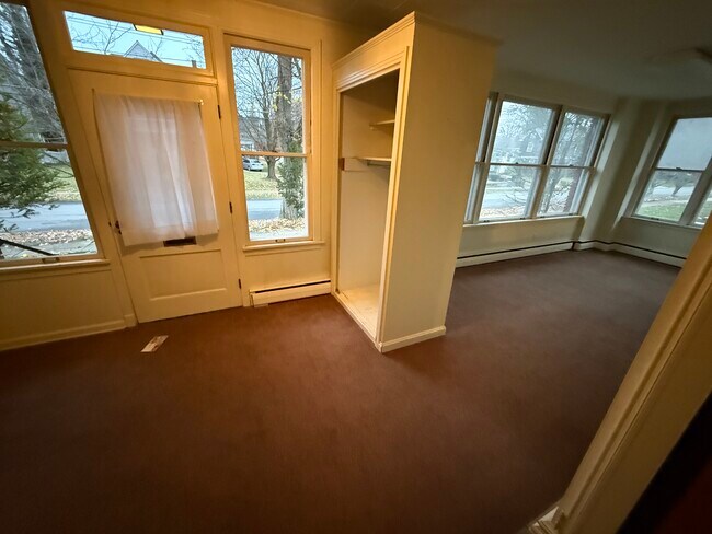Porch/bonus room - 160 E Pine St