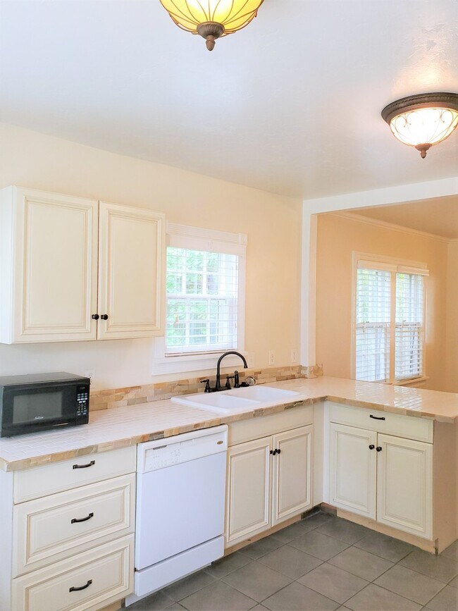 Building Photo - AMAZING 5 BED, 2 BATH MILLERS ADDITION NW OKC