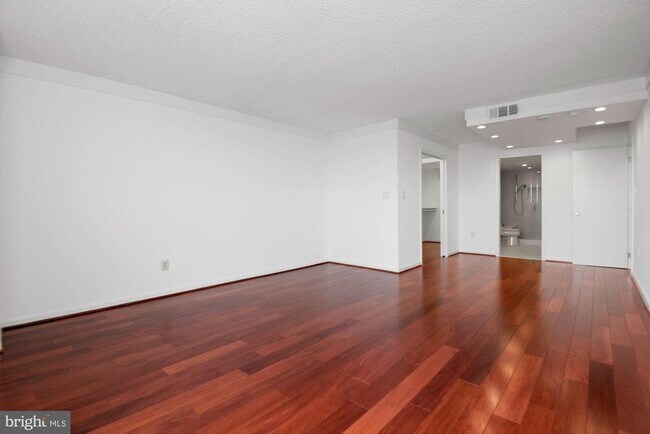 Building Photo - 1101 S Arlington Ridge Rd