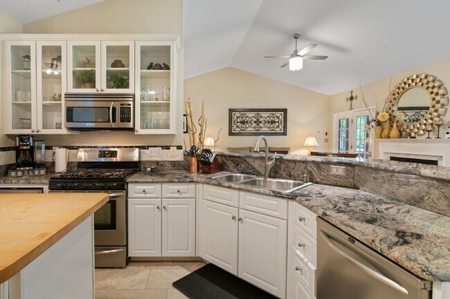 Building Photo - ***Amazing opportunity to rent this beauti...