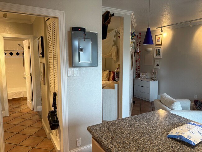 Building Photo - One Bedroom Condo Walking Distance to CU with Fenced Backyard and Flatiron Views!
