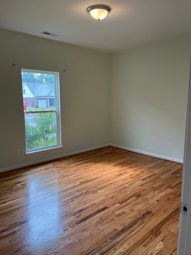 Building Photo - "Charming 2-Bed, 2-Bath Condo with Gleamin...