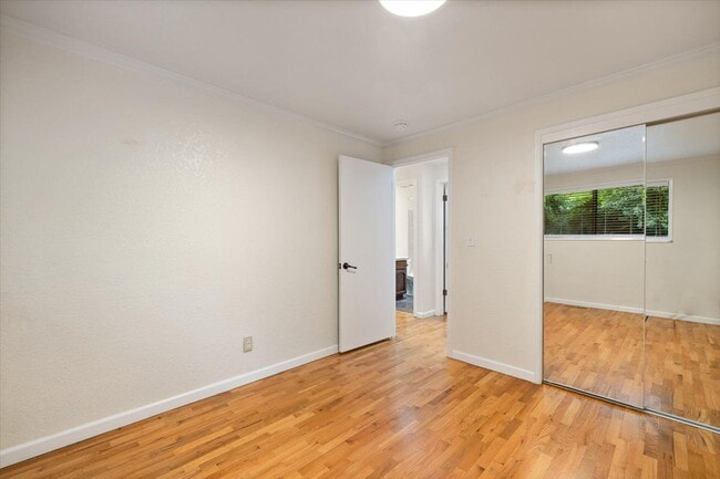 Building Photo - Spacious 3 bed 2.5 bath in Eastgate neighborhood.