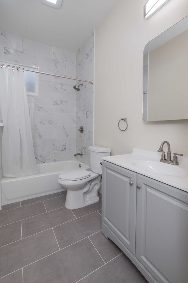 Building Photo - Fully Remodeled, Top Floor 3/2 Full Floor Flat W/ Bonus Room! In-Unit W/D!