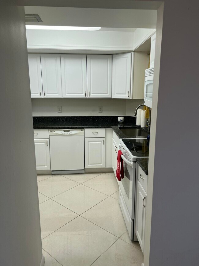 Building Photo - 18081 SE Country Club Dr