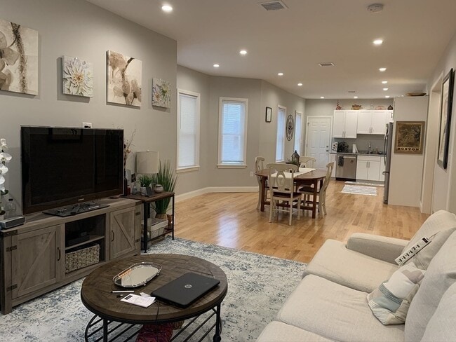 Building Photo - 226 Fellsway W