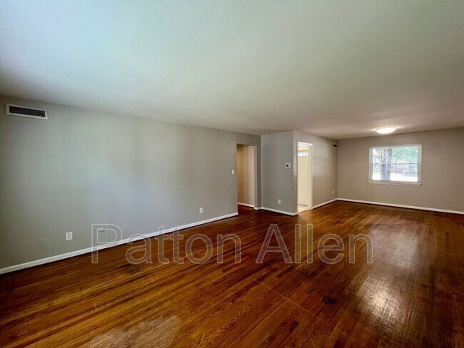 Building Photo - 1020 Hendersonville Rd